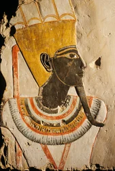 Deir el Bahri; relevo em calcário; pintado Deus Amun-Min,