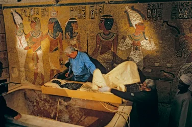 O Dr. Zahi Hawass e toda a equipa de investigação egípcia retiram a múmia do Rei Tut do seu túmulo..., 2005 (foto)