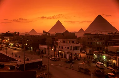 Antigo Reino do Egipto; paisagem urbana com pirâmides; planalto de Gizé; Gizé; Egipto