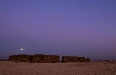 Lua cheia a pôr-se sobre Shunet de Khasekhemuy, Abydos, Egipto, 2005 (foto)