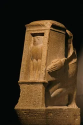 Estátua sem cabeça de Sebty em quartzito, Novo Reino, 2002 (foto)