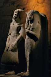 Estátua dupla em calcário de um sacerdote chamado Amenemipet e da sua mulher, Novo Reino, 2002 (foto)