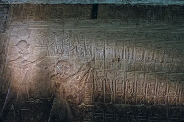 A mais antiga lista de reis conhecida, templo de Seti I em Abydos, Seti I aparece de pé atrás de Ram..., 2005 (foto)