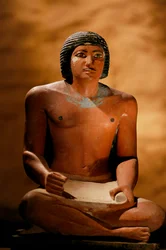 Estátua em calcário pintado de um escriba sentado, Antigo Reino, 2002 (foto)