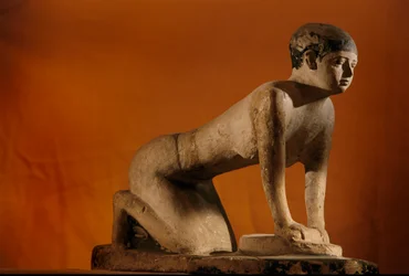 Estátua em calcário pintado de um servo a moer cereais, Reino Antigo, 2002 (foto)