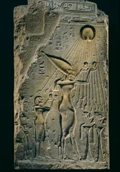 Relevo de Akhenaton sob Aten, balaustrada, Amenhotep IV. Como faraó, Akhenaton é..., 2009 (foto)