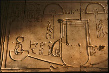 Relevo de casca de árvore do templo de Seti I, Abydos, Egipto, 2005 (foto)