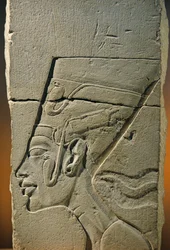 Modelo de escultor do baixo-relevo da cabeça de Nefertiti, Amarna; Templo de Aten; pedra calcária, 2009 (foto)