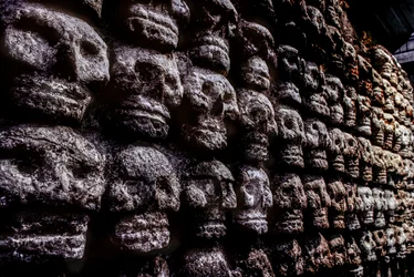 Estante de crânios ou Tzompantli, Azteca, México, Templo Mayor, 2010 (foto)