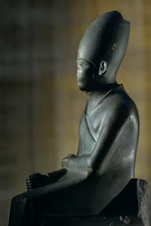 Estátua de Khasekhem, Hierakonpolis, Faraó da 2ª Dinastia, Egipto, 2005 (foto)
