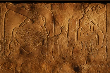 Banco do trono do Templo 19, Palenque, México, escultura de Akhal Mo Nab, 2005 (foto)