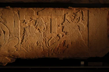 Banco do trono do Templo 21, escultura do rei Akhal Mo Nab, Palenque, México, 2005 (foto)