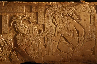 Banco do trono do Templo 21, escultura do rei Akhal Mo Nab, Palenque, México, 2005 (foto)