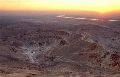 Vista do topo do Qurna ao nascer do sol; Egipto; Vale dos Reis;