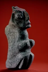 estatueta de pedra esculpida sentada com vestígios de pintura, Tenochtitlan, Templo Mayor, Azteca,..., 2010 (foto)
