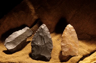 pontas de pedra, ferramentas, artefactos, 2000 (foto)
