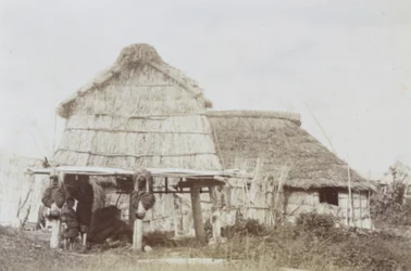 Armazém Ainu com Crianças Ainu, c.1890 (impressão de prata gelatina)