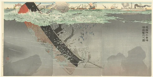 A nossa frota afunda navios de guerra chineses durante a batalha do Mar Amarelo.
Waga kantai o kokai ni shinkan o uchi shizumeru zu. (título sobre o objecto)