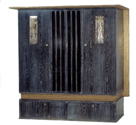 Mobiliário: guarda-roupa com música em carvalho envernizado de preto, madeira dourada, metal prateado e vidro, realizado por Koloman Moser (1868-1918), 1904. Dimensões 1,99 m. Paris, Musée d