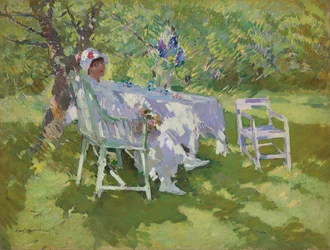 Uma senhora de branco sentada num jardim
