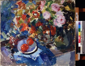Asters e Tomates. Natureza morta com um grande ramo de flores e um prato com dois tomates sobre uma mesa. Pintura de Konstantin Alexeyevich Korovin (Constantin Korovine) (1861-1939), óleo sobre tela
