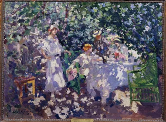 No jardim (No Jardim). Uma mesa posta no bosque, no verão, três moças e um homem, sentados, usando chapéus de palha, aproveitam a sombra. Pintura de Konstantin Alexeyevich Korovin (Constantin Korovin) (1861-1939), óleo
