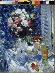 Flores e frutas. (Flores e frutas). Natureza morta com um buquê, um prato de frutas, uma jarra, uma garrafa e um copo na frente de uma janela com uma persiana de madeira. Pintura de Konstantin Alexeyevich Korovin (Constantin Korovin) (1861-1939), óleo sobr