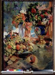 Natureza morta com um vaso azul. Sobre uma mesa, um prato cheio de frutas (uvas e maçãs) com dois buquês de flores. Pintura de Konstantin Alexeyevich Korovin (Constantin Korovin) (1861-1939), óleo sobre tela
