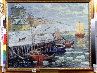 Aterro de uma antiga cidade russa. Descrição dos cais onde os barcos estão ancorados num rio coberto de blocos de neve, ao fundo, partindo uma cidade e um barco à vela. Pintura por Konstantin (Co