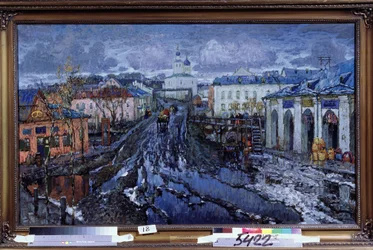Rua numa Cidade Provincial. Cityscape, descrição da rua que conduz à igreja, no início da Primavera, a rua de terra batida, com lojas, está entupida de neve derretida, que forma poças e piscinas lamacentas