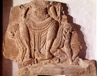 Arte coreana: tijolo de barro estampado representando um senhor ou uma divindade a dominar as forças malignas. Período Silla, século VII. Museu Nacional da Coreia