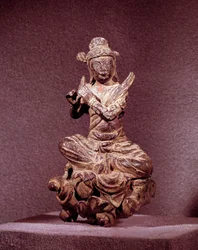 Art Coreen: representação de um Apsara em bronze dourado, sendo Celeste. Período Silla (séc. VII-XII). Museu Nacional da Coréia