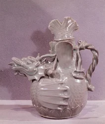 Arte coreen: aquamarine de cerâmica com a forma de um dragão aquático. Período Koryo
