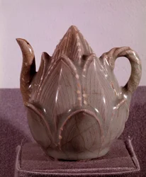 Arte coreana: bico vertedor em forma de flor de lótus. Dimensões: 10,2 cm. Período Goryeo, finais do século XII. Museu Nacional da Coreia