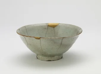 Tigela, início do século 17 (porcelana com esmalte transparente, azul claro, reparos em laca dourada)
