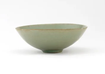 Tigela com desenho moldado de peixe entre as ondas, meados do século 12 (grés com vidrado de celadon)