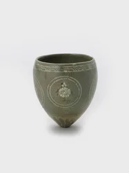 Taça, finais do século XII (grés com decoração de escorregamento incrustado e
celadon glaze)