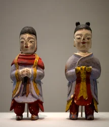 Figuras com disfarces de xamã. Estatuetas de madeira policromada, coreen de arte