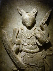 Ornamento funerário, coelho do zodíaco em agalmatolite, século VIII, do período dos Reinos do Norte e do Sul, Coreia. Fotografia, Museu Nacional da Coreia, Seul, República da Coreia