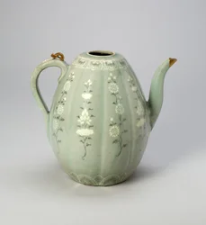 Ewer em forma de melão com pergaminhos florais estilizados (grés com esmalte celadon e decoração incrustada sob o vidrado de argilas pretas e brancas, com reparo de ouro)