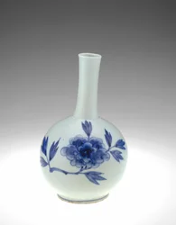 Frasco Punwon, província de Kyonggido, período Chosan (porcelana com pigmento de cobalto sob esmalte claro incolor)