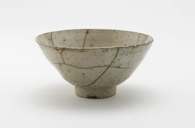 Tigela de chá (koraijawan), segunda metade do século 16 (porcelana com esmalte transparente azul claro, reparos em laca dourada)