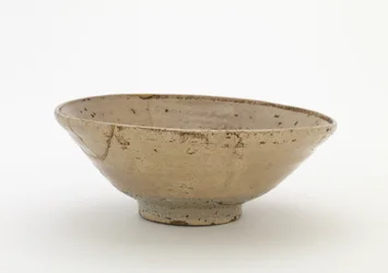Tigela de chá, tipo Idowaki, tigela de chá (koraijawan), segunda metade dos séculos XVI-XVII (grés, porcelana não vitrificada, com esmalte opaco, reparos em laca dourada)