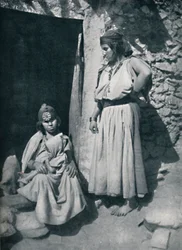 Mulheres Kabyle na porta de sua casa perto da costa do Mediterrâneo, Argélia, 1912.
