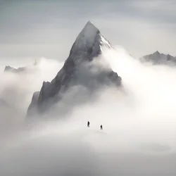 duas pessoas a esquiar numa montanha nublada 3