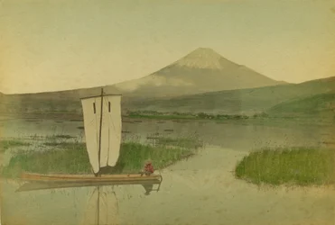 Japão: monte Fuji-Yama (Fuji Yama) com um veleiro em primeiro plano no lago Hokome