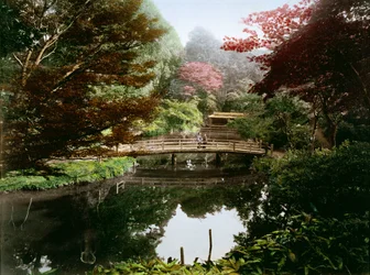 Jardim ornamental japonês em flor (mão colorida impressão de albumen no cartão)