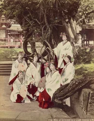 Miko, ou realizando em um templo dançando em Nara, c.1890
