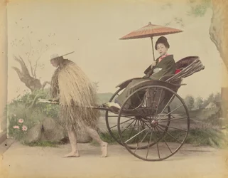 [Mulher com guarda-sol posado a ser puxada numa jinrikisha por um homem que usa um impermeável de palha].