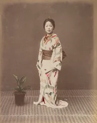 [Mulher com vaso de plantas].
